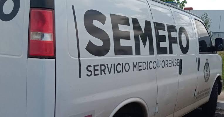 Servicios forenses acudieron al sitio donde el joven fue encontrado.