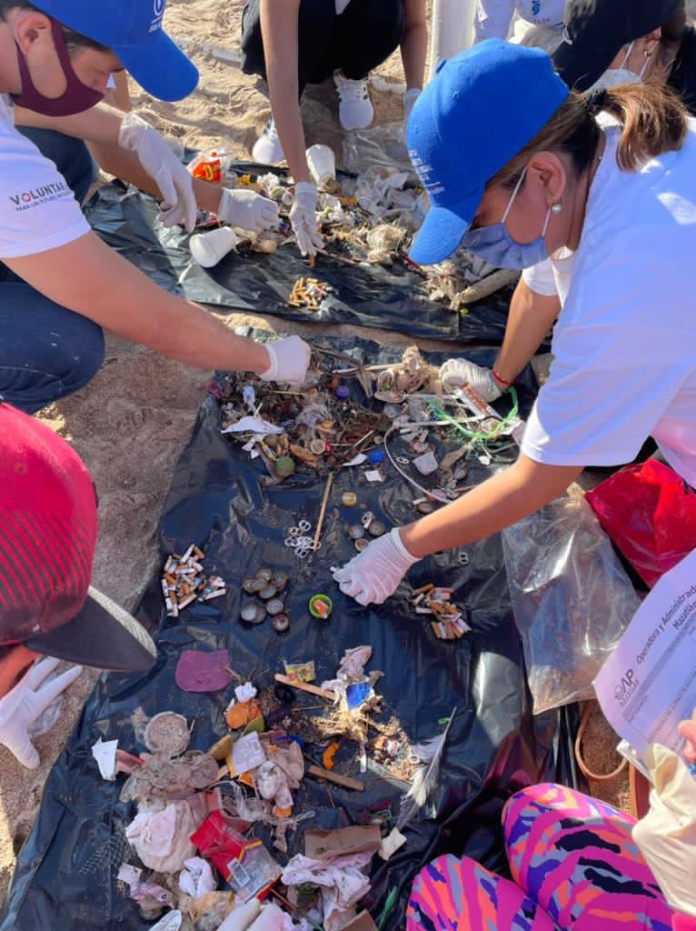 $!Realizan campaña de limpieza en playas de Mazatlán previo a Semana Santa