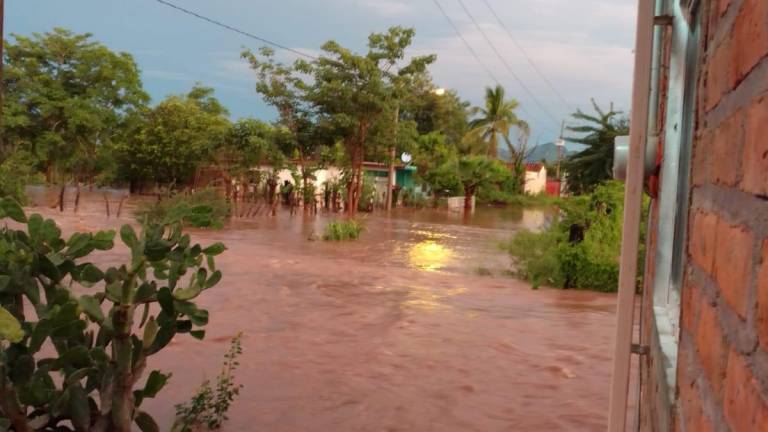 El agua del río de las cañas ya estaba en sus casas cuando sonaron las campanas de la Parroquia de la Santísima Trinidad