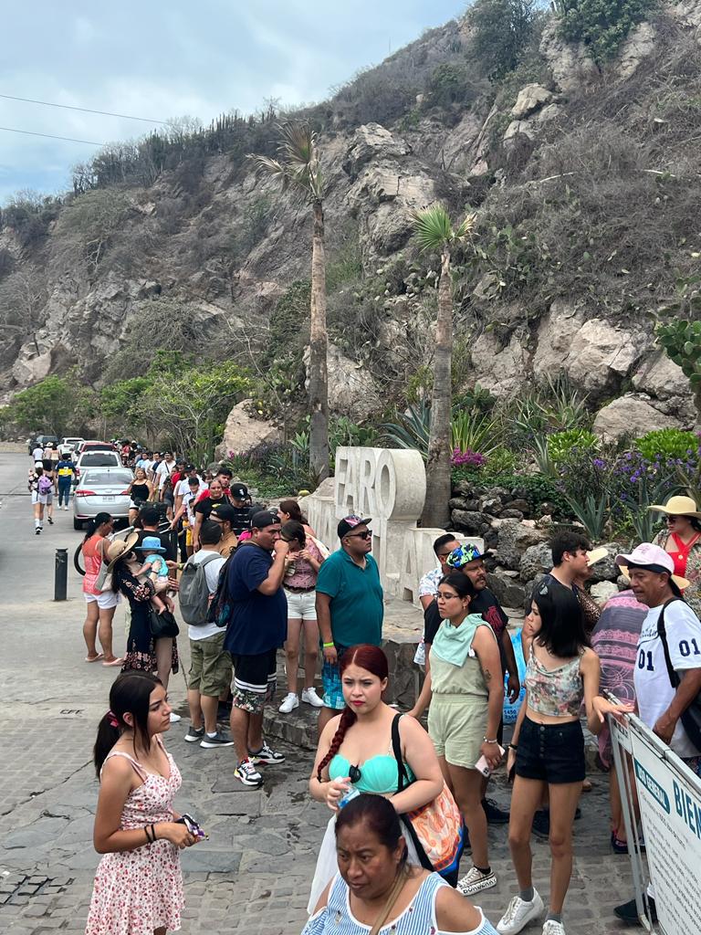 $!Disfrutan cientos subir al faro de Mazatlán; lo cierran por momentos al llenarse