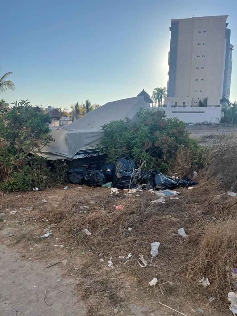 $!Denuncian acumulación de basura en la zona de muelles de la Marina Mazatlán