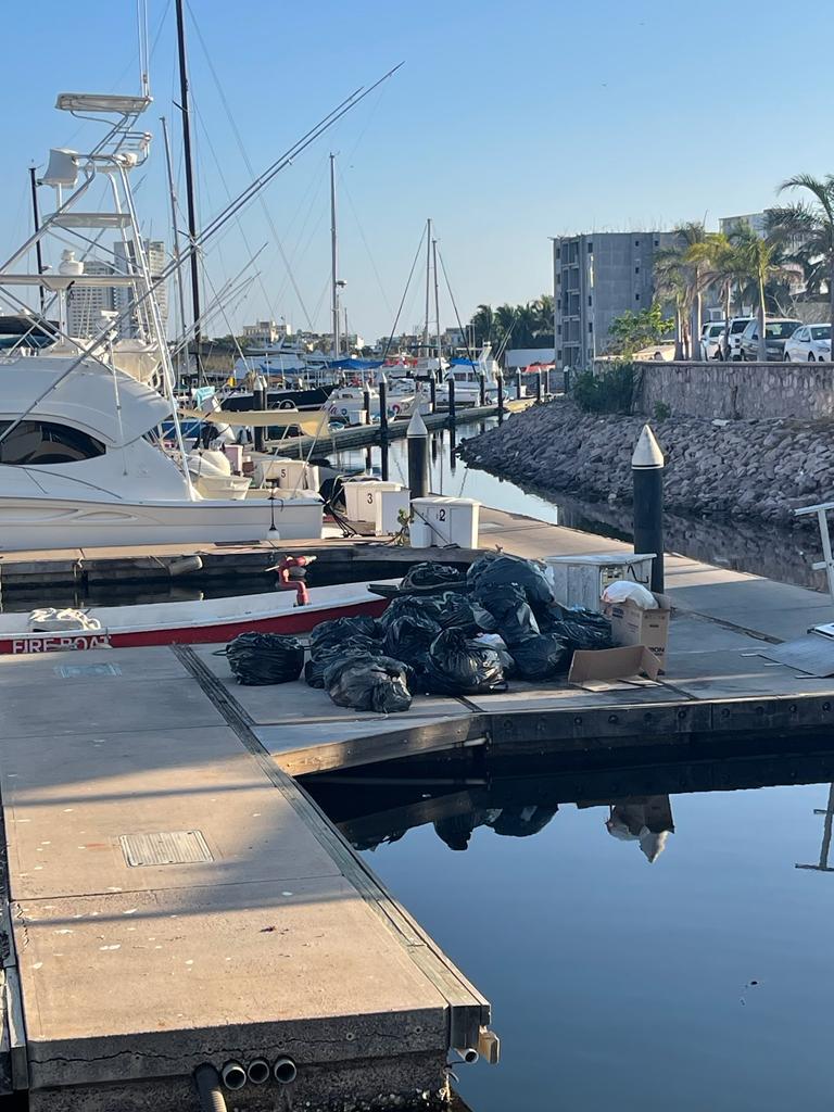 $!Denuncian acumulación de basura en la zona de muelles de la Marina Mazatlán