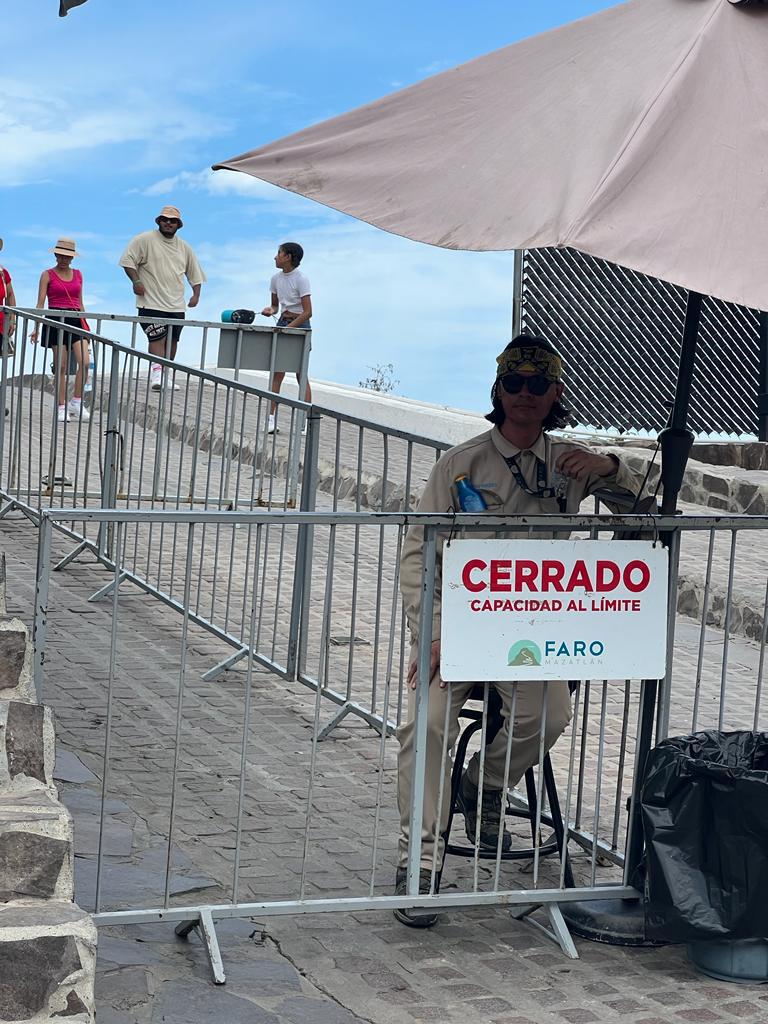 $!Disfrutan cientos subir al faro de Mazatlán; lo cierran por momentos al llenarse