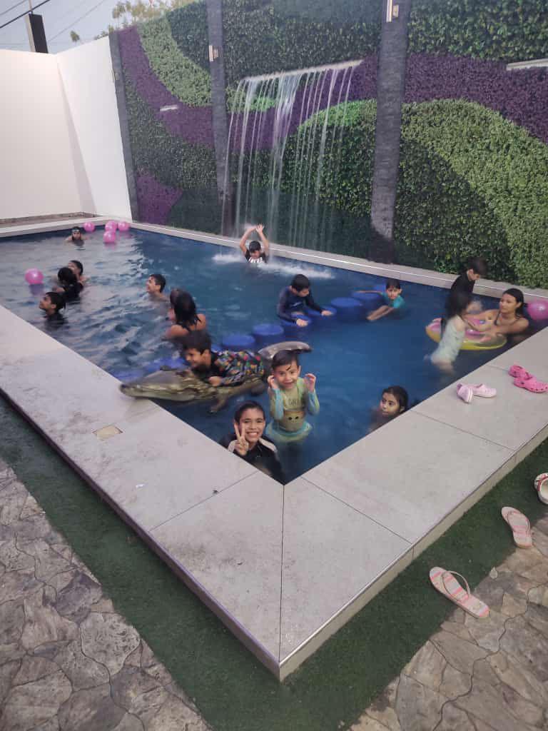 $!Los chicos convivieron en una refrescante piscinada.