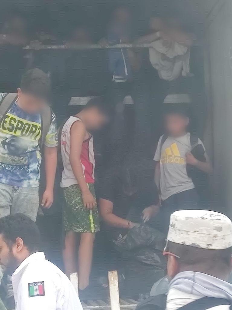 $!Abandonan a 215 migrantes en la caja de un tráiler en Cosamaloapan, Veracruz