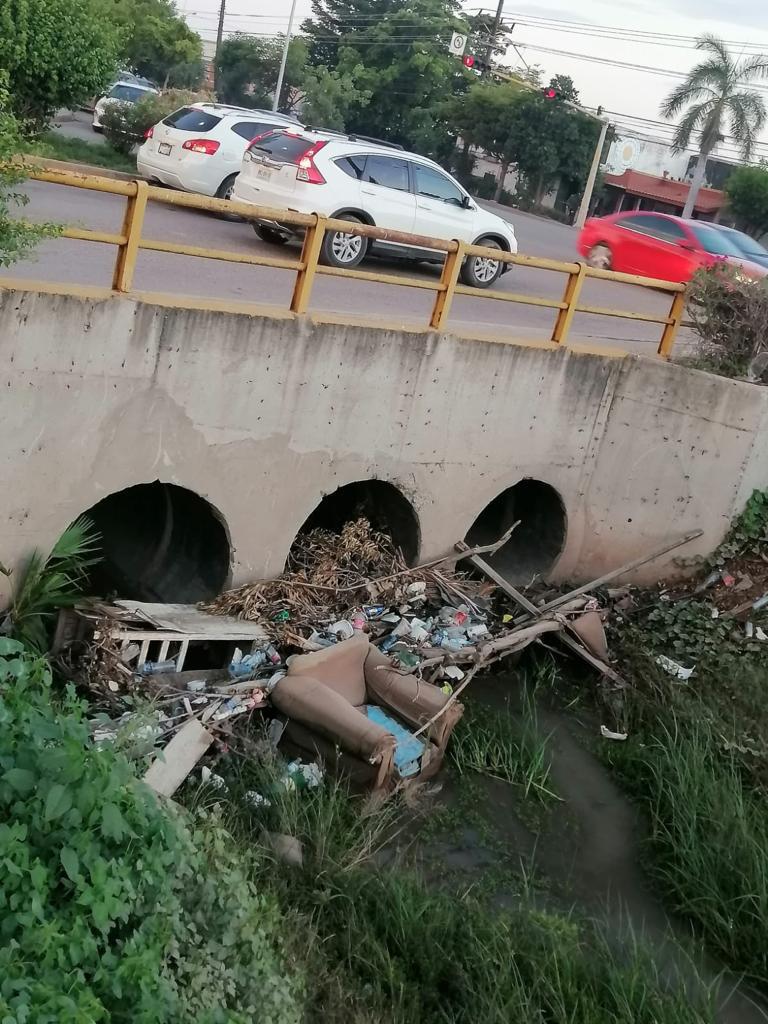 $!Continuar arrojando basura a drenes representa riesgo de inundaciones: COMUN