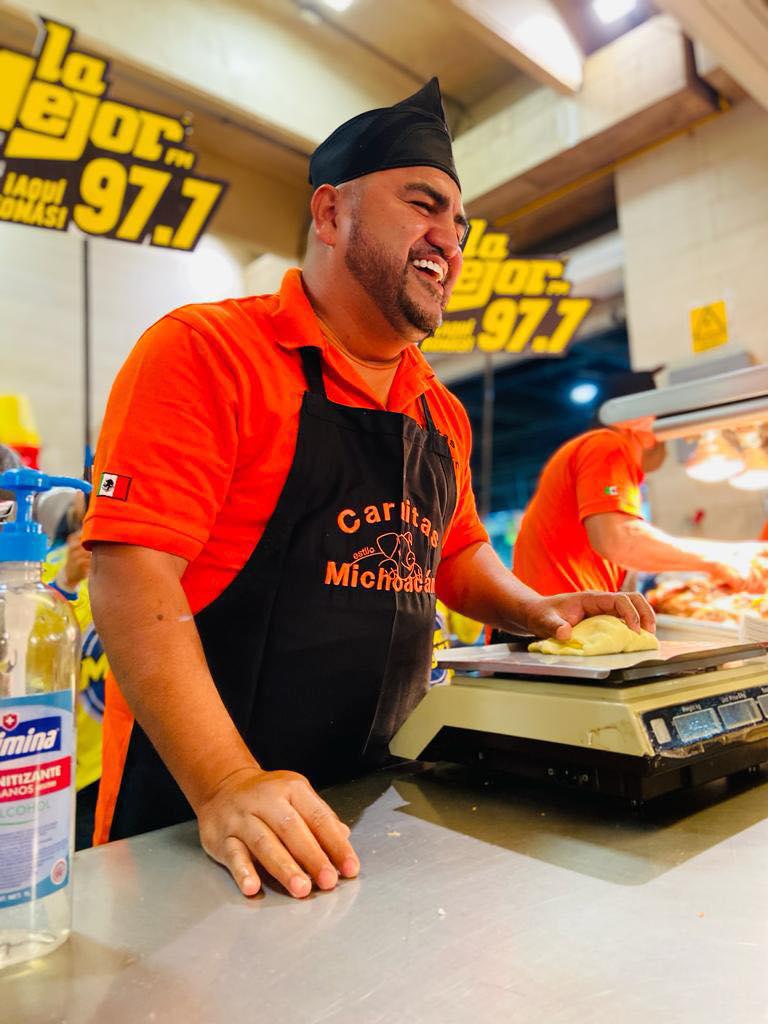 $!Sorprende Luis Antonio López ‘El Mimoso’ a sus fans vestido como taquero en central de abastos