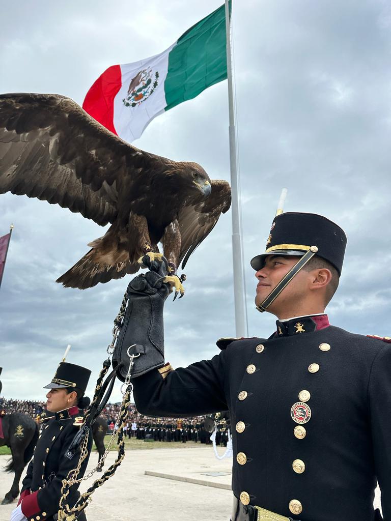 $!AMLO condecora al General Cienfuegos, ex titular de la Sedena con EPN