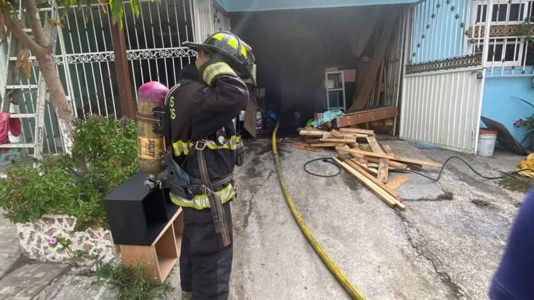 Incendio en Mazatlán deja una mujer intoxicada al tratar de rescatar a sus mascotas