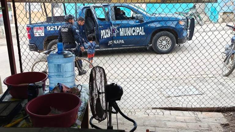 Policías Municipales atienden caso de menor de 4 años que salió de su domicilio y estaba extraviado.