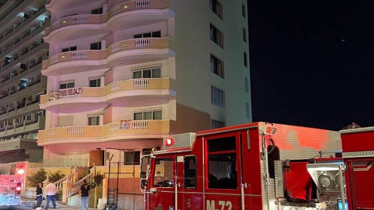 Un incendio se registró en un departamento en el malecón de Mazatlán.