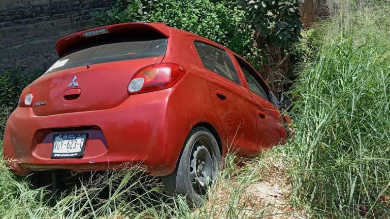 El automóvil quedó con el frente clavado en el canal pluvial.