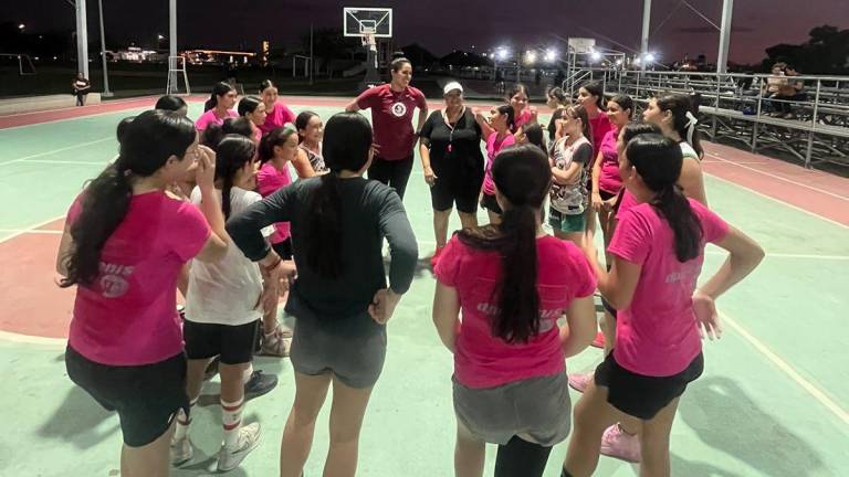 La basquetbolista mazatleca Mariana Valenzuela compartió sus experiencias en el “deporte ráfaga”.