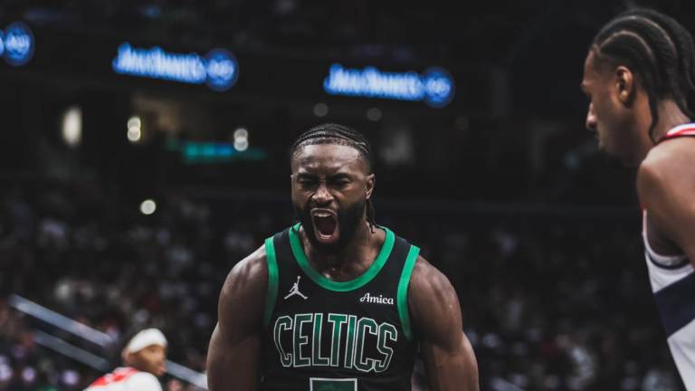 Jaylen Brown es sancionado.