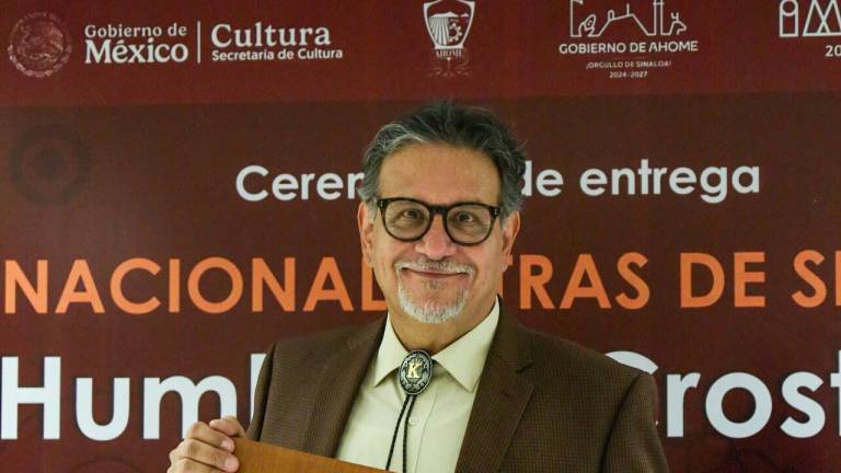 Recibe Luis Humberto Crosthwaite el Premio Nacional Letras de Sinaloa 2024