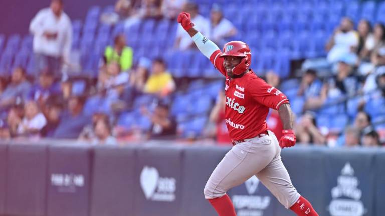 José Pirela pega jonrón para poner la pizarra 2-0.