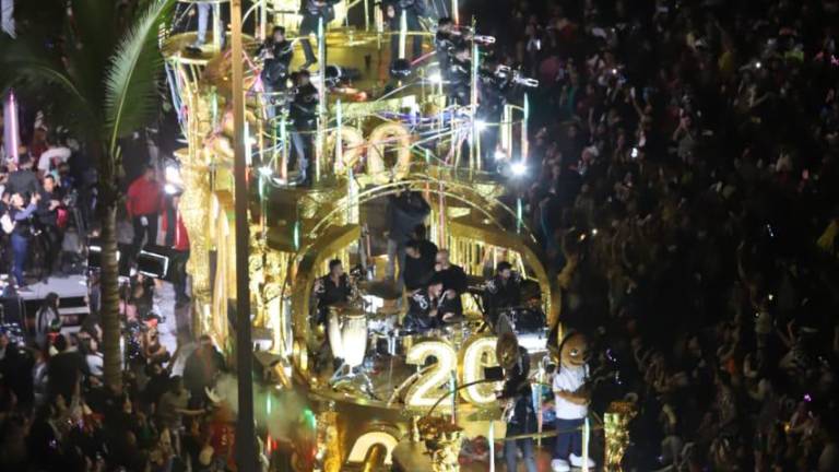 Brilla la Banda MS en el tradicional desfile del Carnaval de Mazatlán