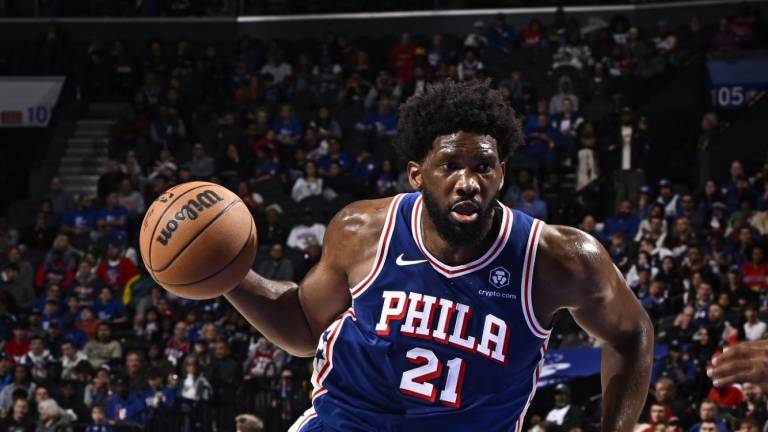 Joel Embiid se pierde resto de la pretemporada por lesión en la rodilla