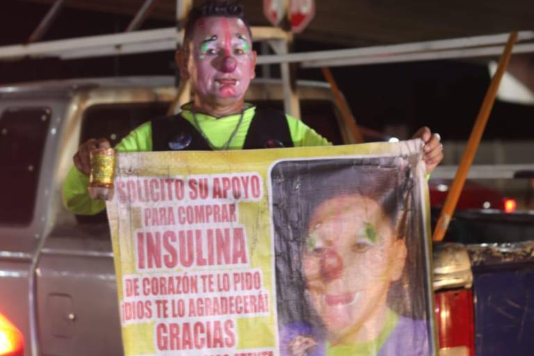 El payaso ‘Chuyín’ trabaja a diario en los semáforos de Culiacán para pagar su insulina