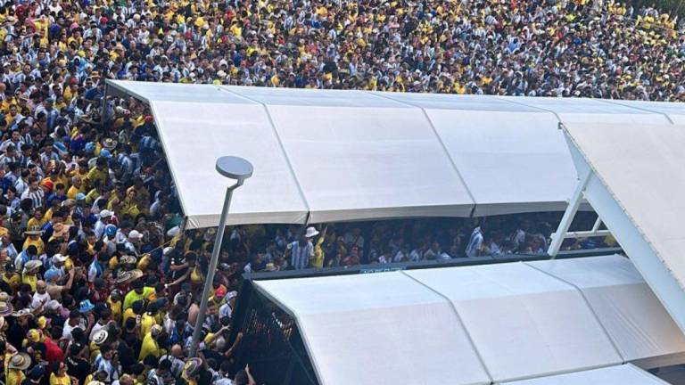 Los aficionados no pudieron ser controlados por la seguridad.