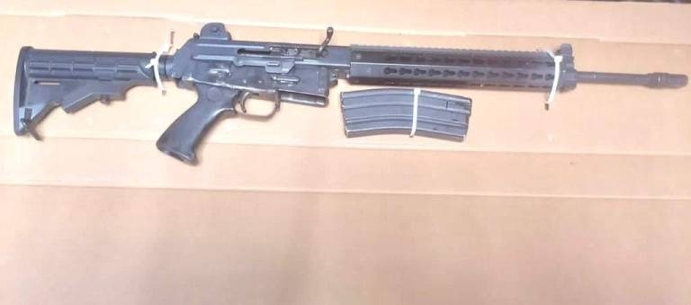 Un fusil calibre .223, con tres cartuchos útiles, fue encontrado por agentes municipales dentro de un auto en un camino a Bacurimí, tras lo cual detuvieron a dos hombres que viajaban en la unidad.