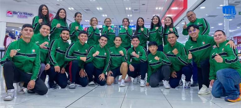 Hayato Yoshii, junto al resto del contingente mexicano que competirá en el Panamericano de karate.