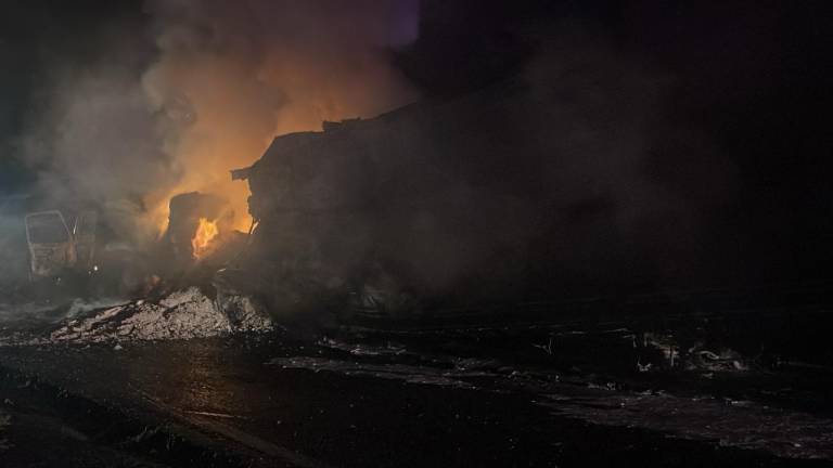 Se incendia tráiler que transportaba harina a la altura de Rosario