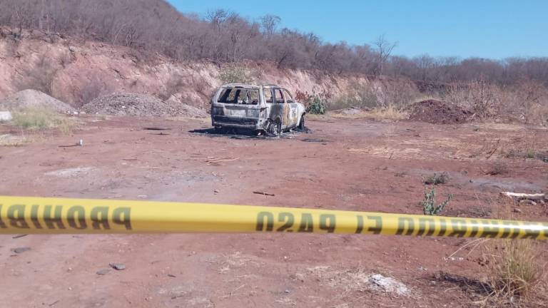 Dentro de esta camioneta fue encontrada la persona carbonizada.