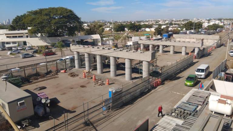 Avances de la construcción del puente superior sobre el Libramiento Colosio, en Mazatlán.