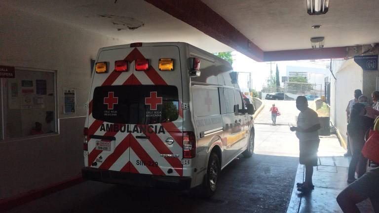 Menor es trasladado a un hospital luego de caer en alberca del Parque Culiacán 87