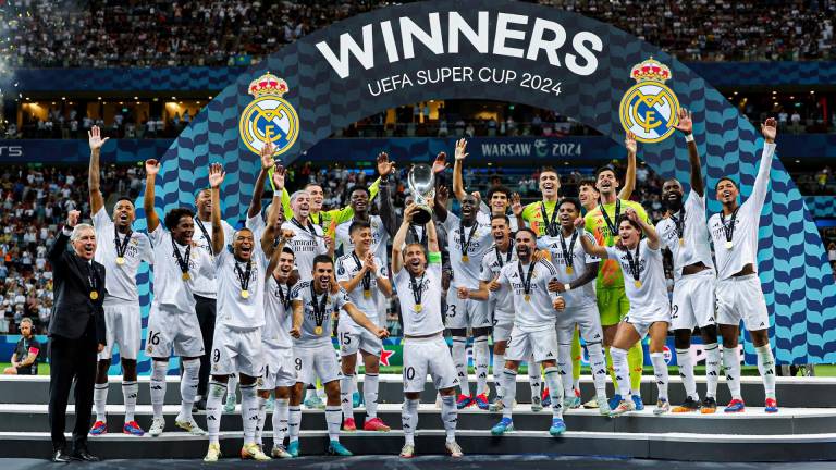 Los jugadores del Real Madrid levantan el trofeo de la Supercopa.