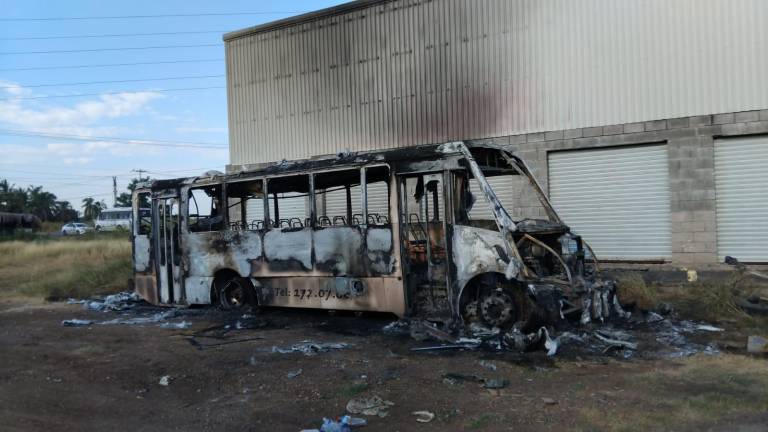 Otras dos unidades fueron incineradas en dos puntos del campo El Diez, al sur de Culiacán.