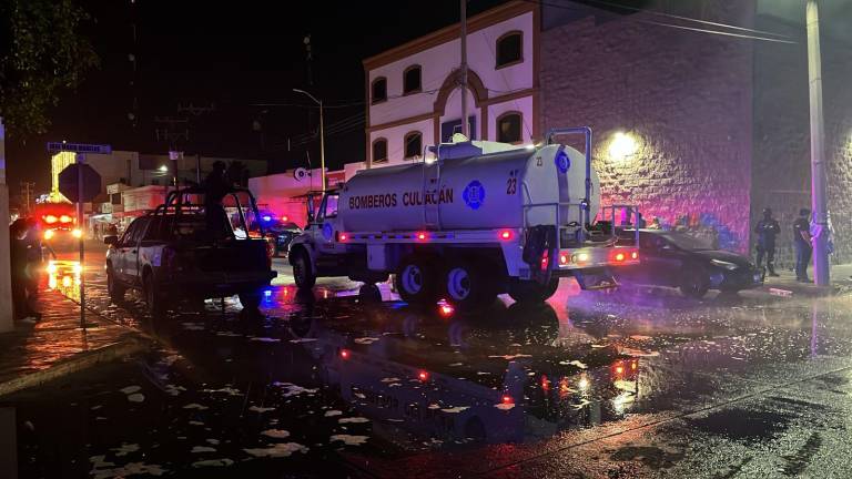 Mantiene Bomberos batalla con incendio en dulcería de Navolato