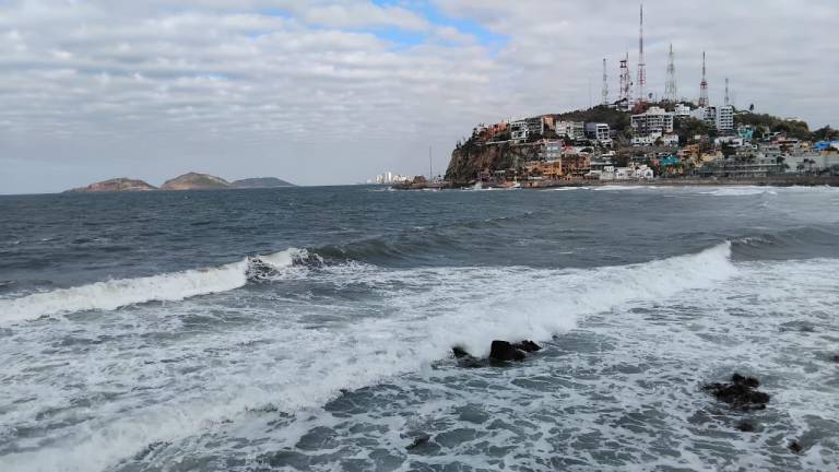 En Mazatlán, el viento fuerte ocasiona que haya un oleaje intenso en las playas.