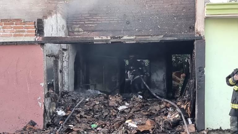 La parte de atrás de la vivienda ubicada en la Colonia Juntas del Humaya, donde se almacenaba cartón, sufrió un incendio durante la tarde del martes.