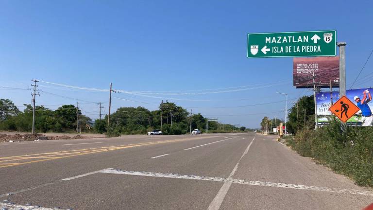 La carretera que va rumbo al Aeropuerto Internacional de Mazatlán no se visualizaron patrullas en sus alrededores.