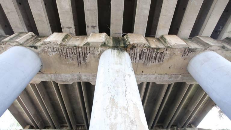 Por debajo del puente se observan las varillas de las columnas que sostienen las trabes del puente.