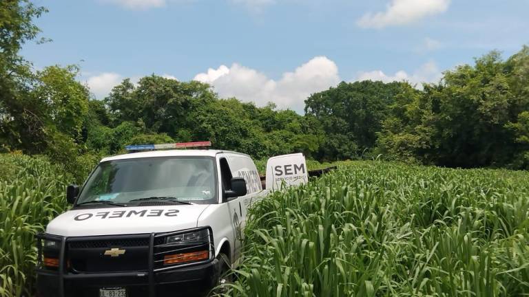 En un camino de terracería en la zona de Sanalona fueron encontrados los cuerpos de dos personas en una camioneta.