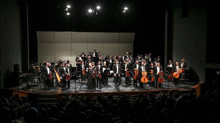 La Orquesta Sinfónica Sinaloa de las Artes es dirigida por Eduardo García Barrios.