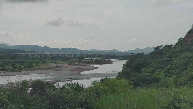 El río Baluarte aún no representa un riesgo de inundación.