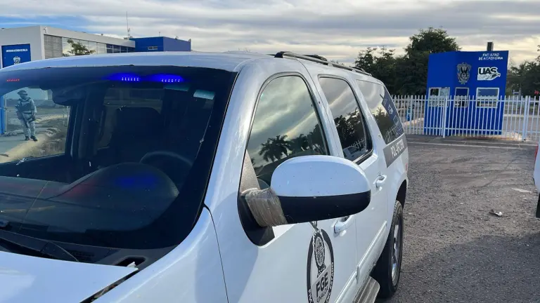 Durante la mañana de este martes un hombre asesinado fue encontrado afuera de la Facultad de Economía de la UAS.