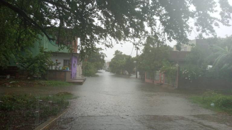 Se desborda Arroyo Jabalines y el agua se mete a las casas del Fraccionamiento Jacarandas