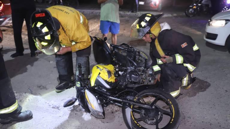 $!Motociclista pierde pie izquierdo en choque contra auto en Libramiento Colosio.