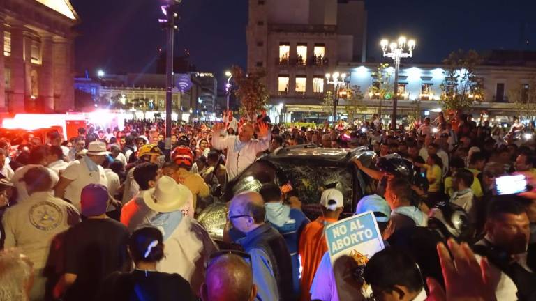 Manifestantes del Frente Nacional por la Familia se encontraban reunidos en la Catedral de Guadalajara cuando fueron arrollados.