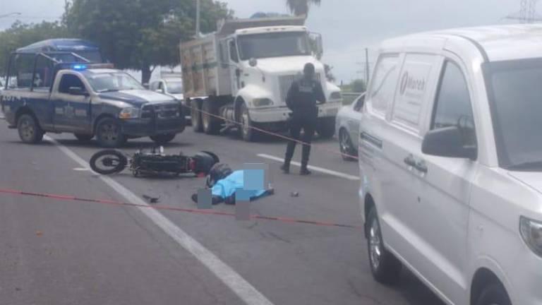 $!Se le revienta una llanta de la moto, derrapa en la carretera Internacional al sur y muere.