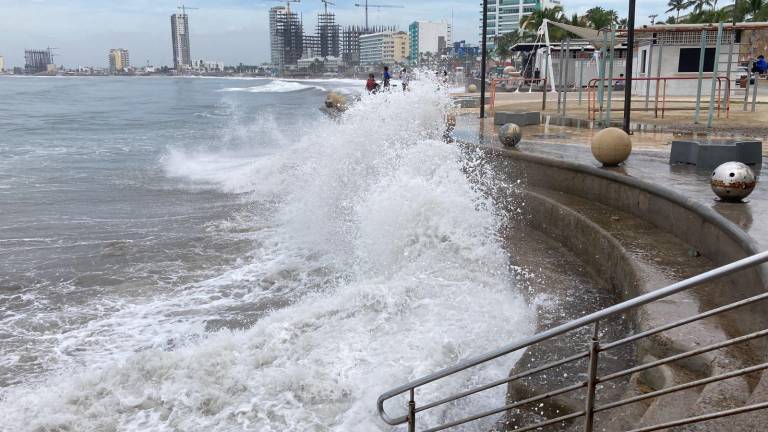 Las olas revientan en la zona de Playa Norte.