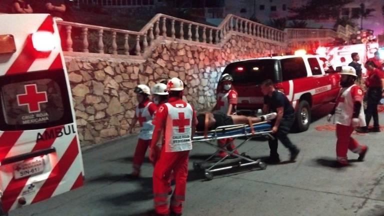 El turista rescatado fue trasladado en una ambulancia de Cruz Roja a recibir atención médica.