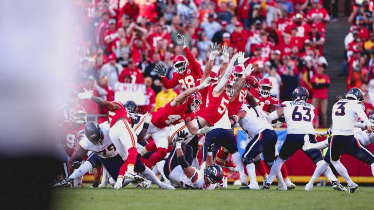 Chiefs mantienen su invicto con un final milagroso ante Broncos