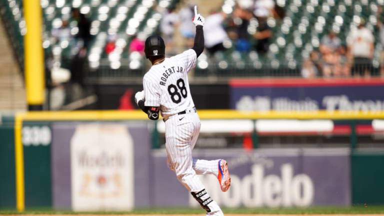 Luis Robert Jr. pega cuadrangular.