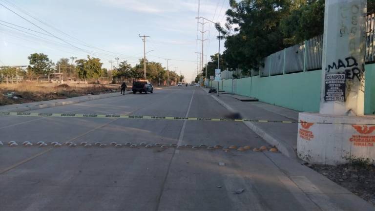 Un hombre asesinado fue encontrado la mañana de este miércoles a un costado de un Cobaes, en Culiacán.